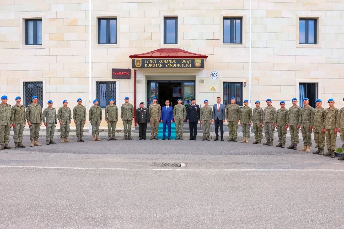 Bayburt’ta bayram nöbetindeki güvenlik güçleriyle bayramlaşıldı