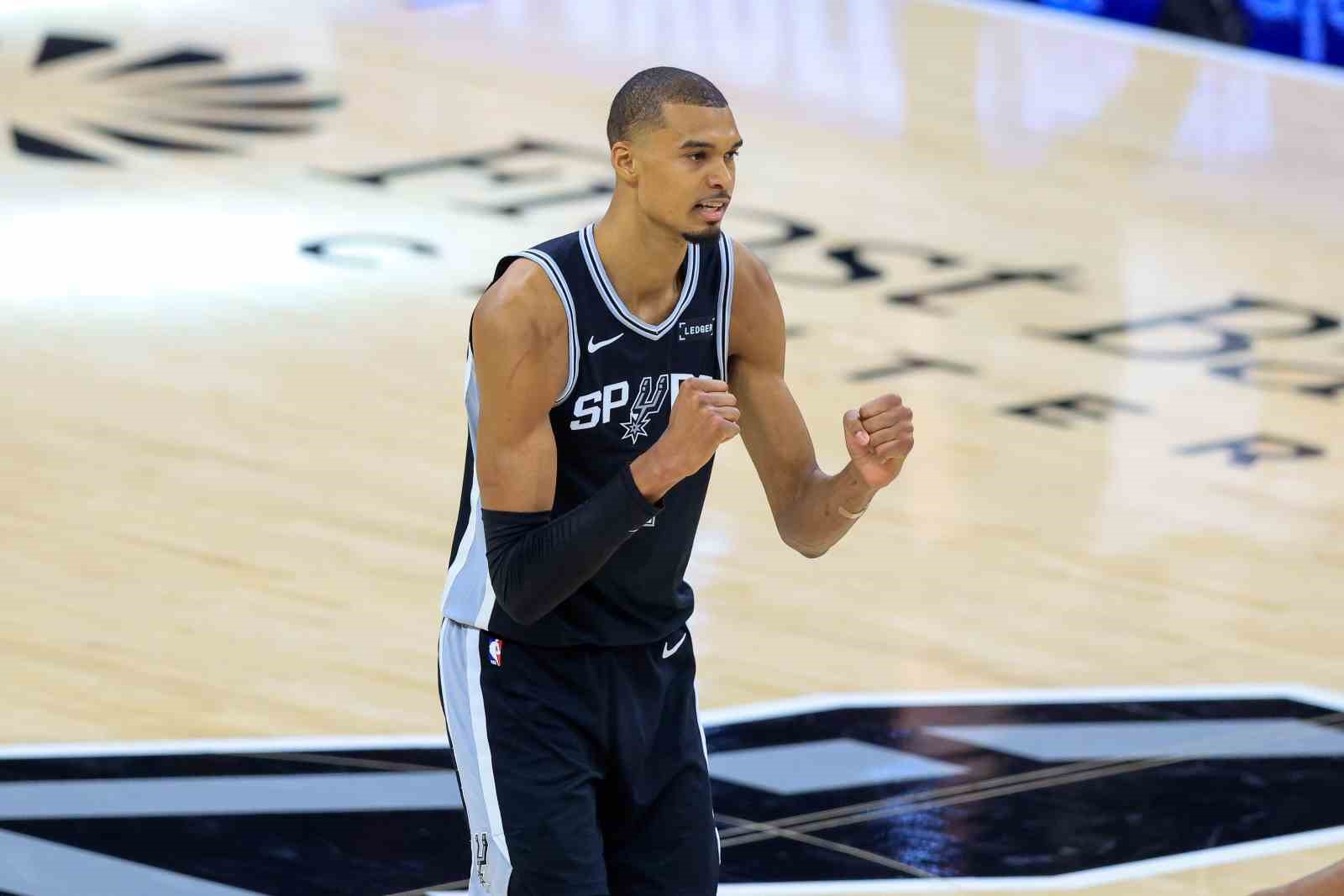 San Antonio Spurs, seriyi son maça taşıdı
