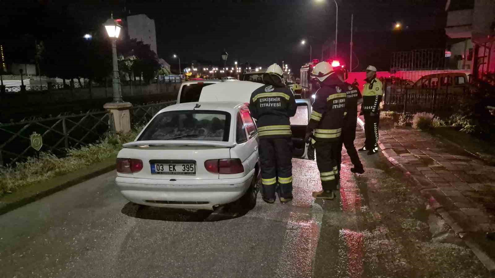 Eskişehir’de akaryakıt istasyonunun arkasında gerçekleşen araç yangını korkuttu