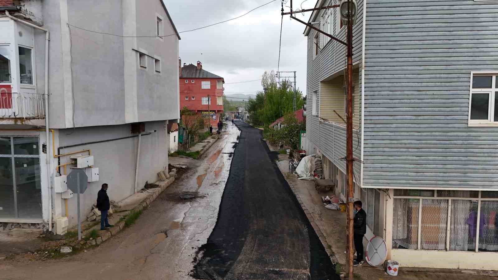 Büyükşehir’den Sarız’daki 1,3 kilometrelik ana arterde yol yapım ve sıcak asfalt çalışması