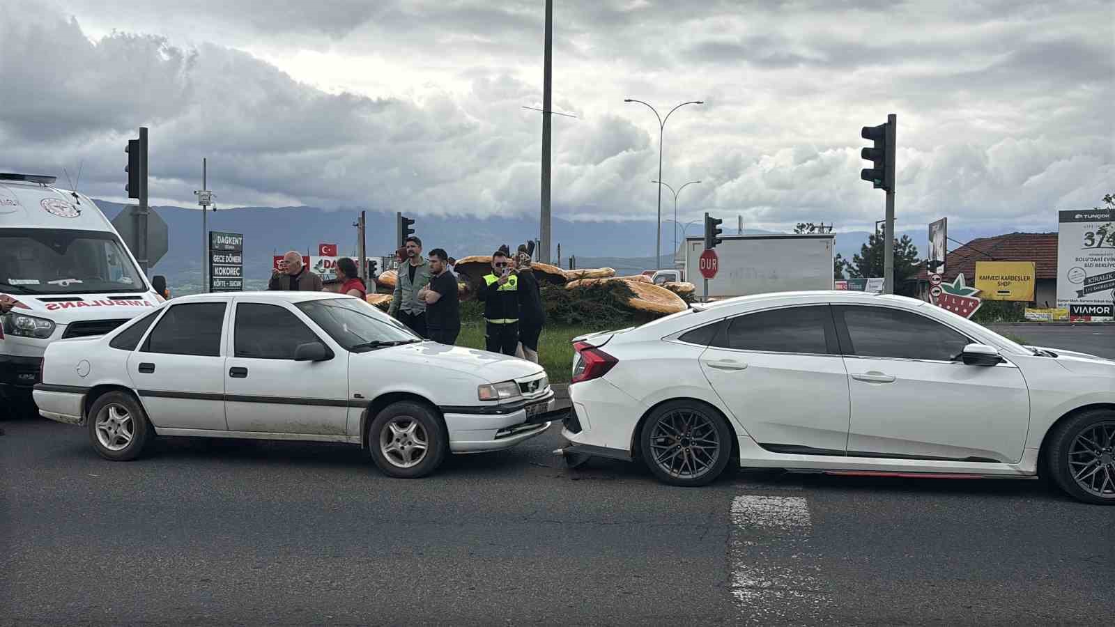 Bolu’da trafik ışıklarında bekleyen otomobile çarpan araçtaki 1 kişi yaralandı