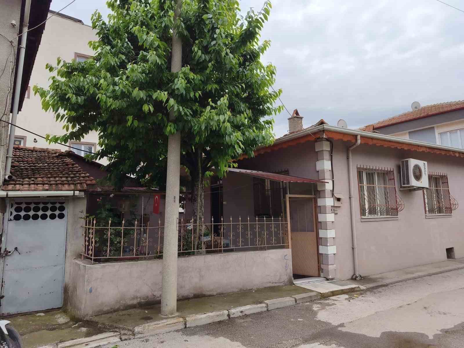 Kiraz toplarken demir korkulukların üzerine düşen adam öldü