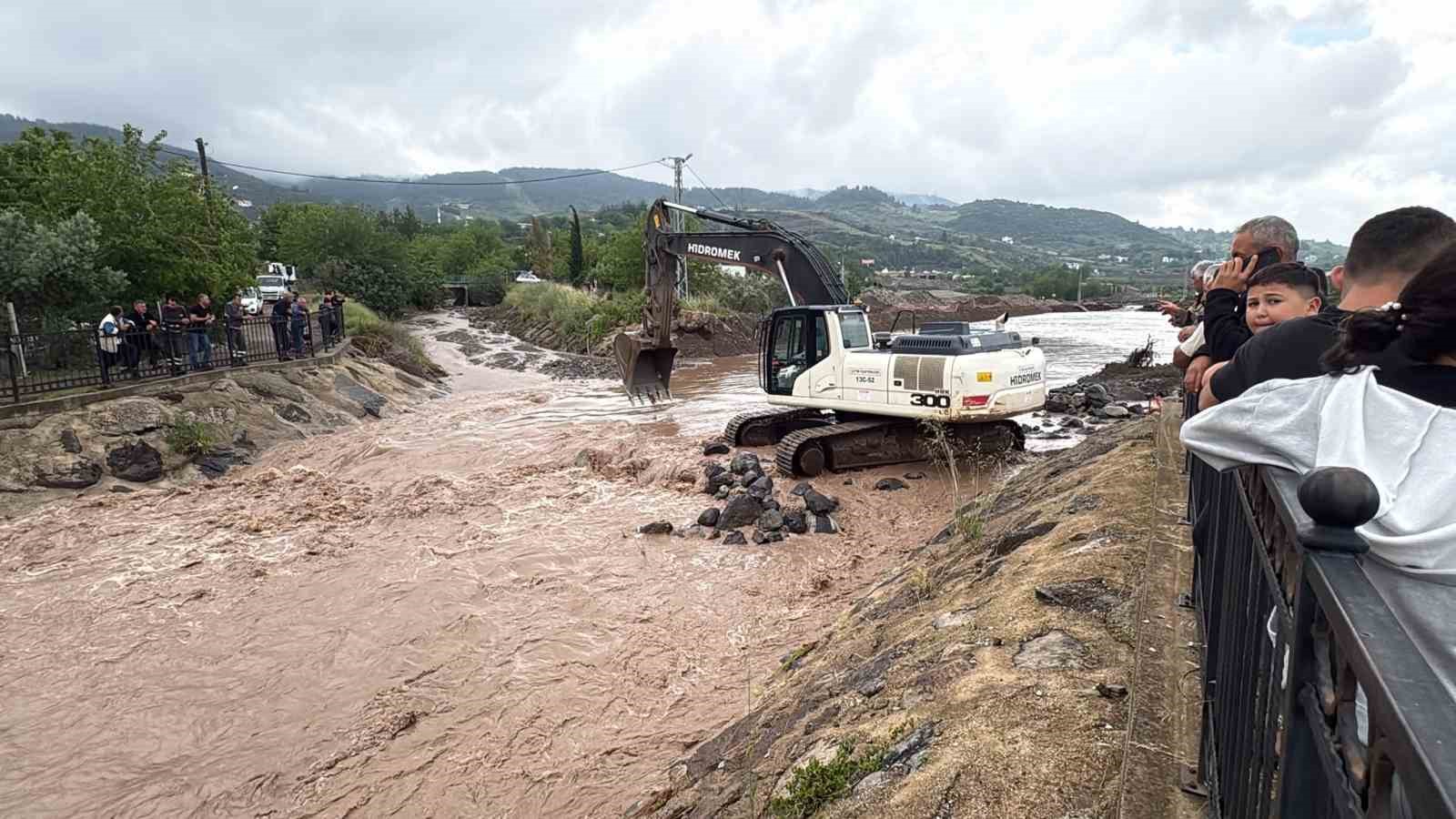 Osmaniye’de araçlar ve evler sular altında kaldı
