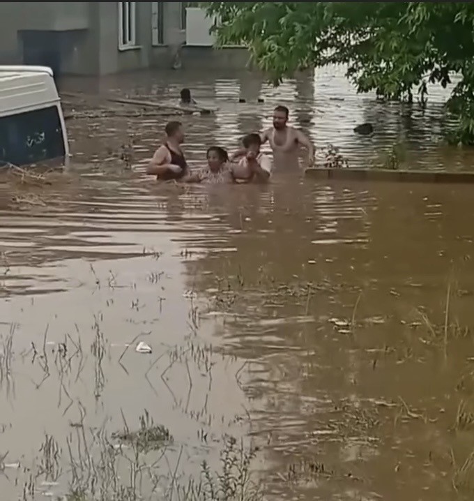 Osmaniye’de araçlar ve evler sular altında kaldı