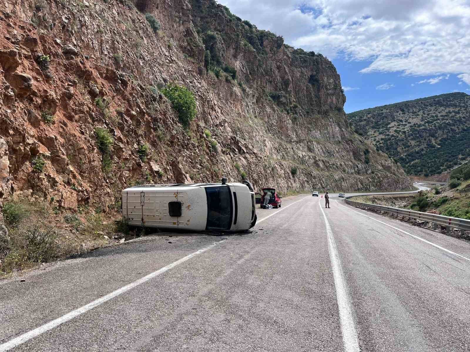Kilis’te minibüs devrildi: 2 yaralı