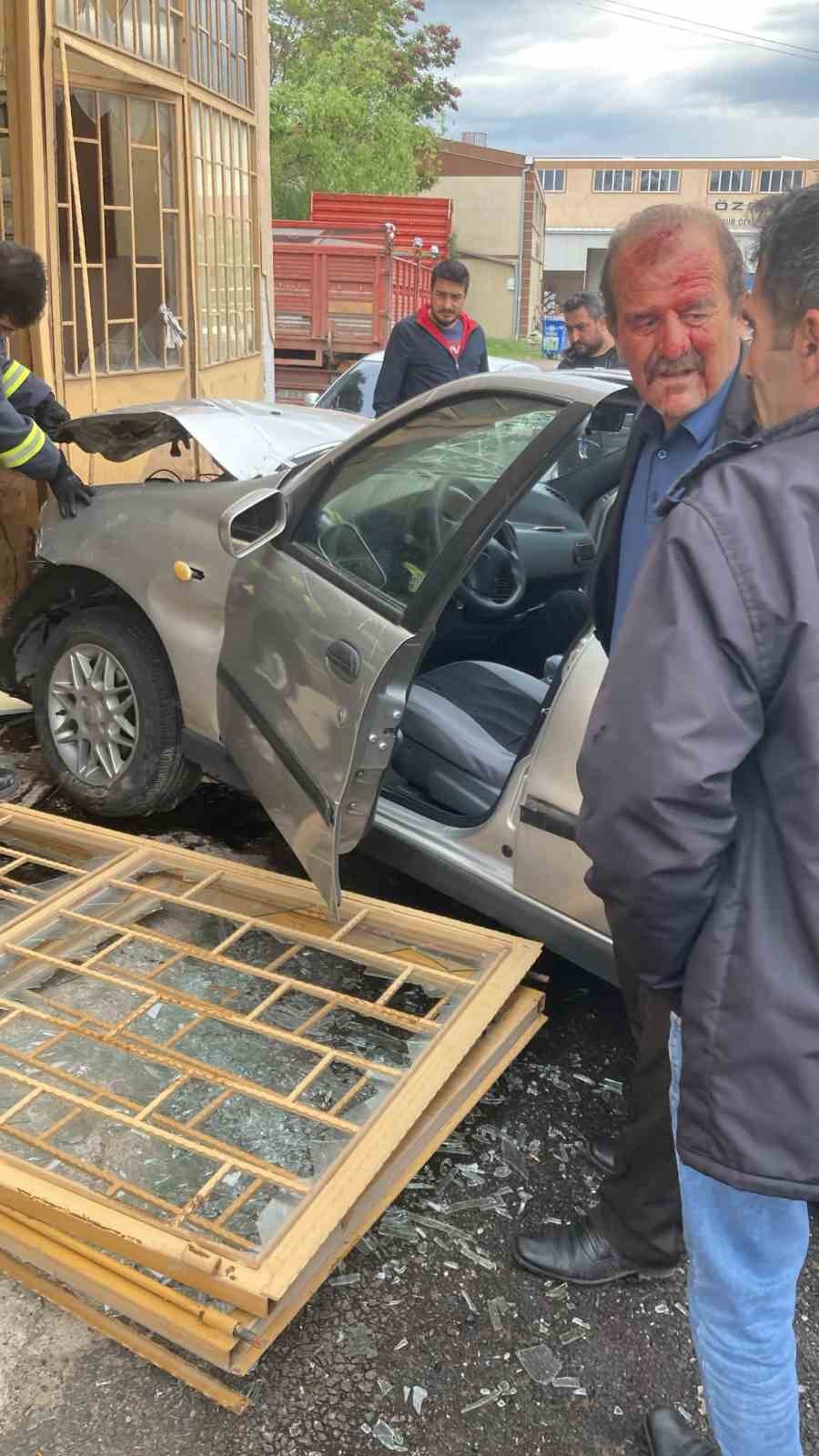 Direksiyonda bayıldı, boş d&uuml;kkana &ccedil;arparak durabildi
