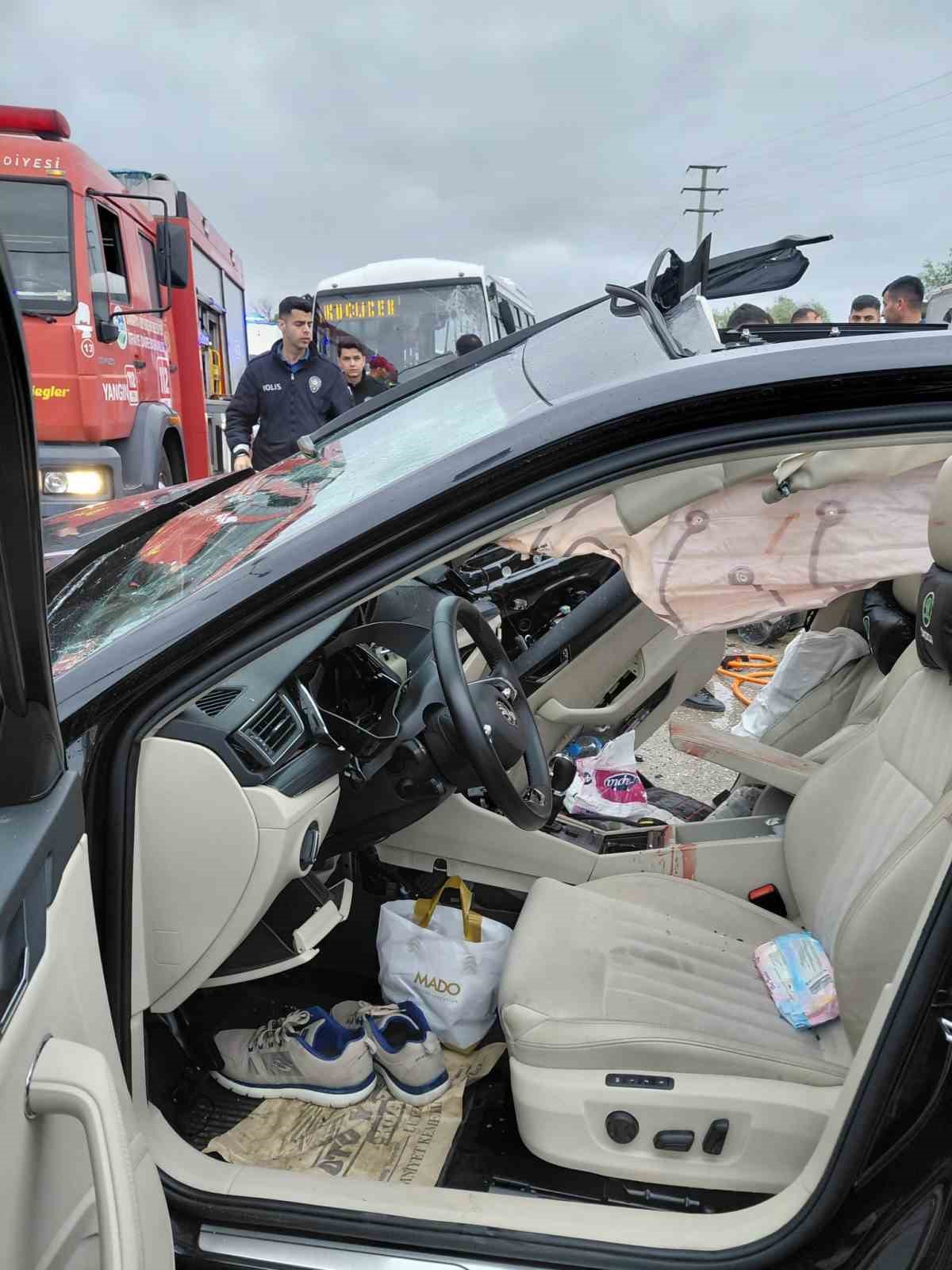 Sakarya’da otomobil, minibüs ve tır çarpıştı: 4’ü ağır 6 yaralı