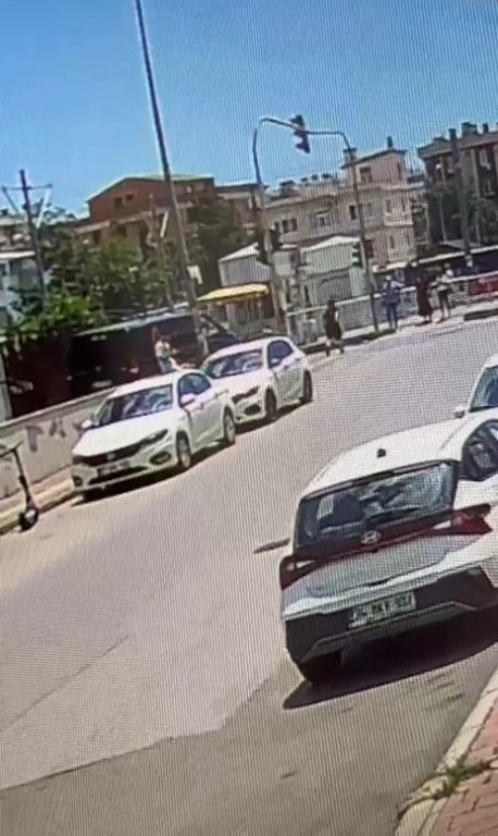 Yolun karşısına ge&ccedil;mek isteyen 13 yaşındaki &ccedil;ocuk kazada hayatını kaybetti
