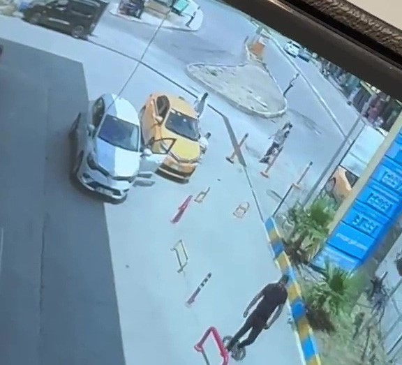 Yol verme yüzünden tartıştığı taksiciyi takip edip bıçakladı: O anlar kamerada