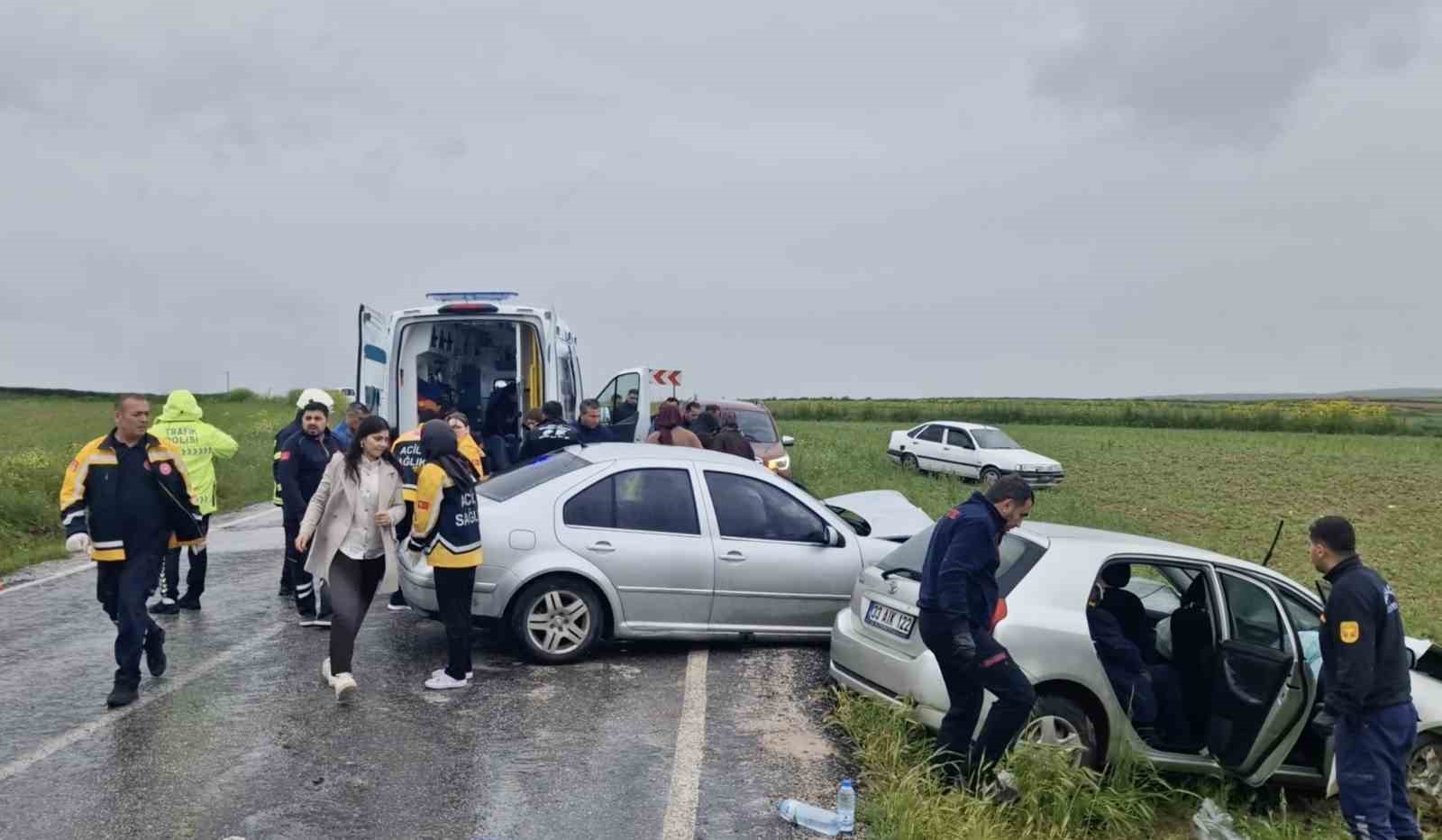 Çorum’da iki otomobil çarpıştı: 6 yaralı