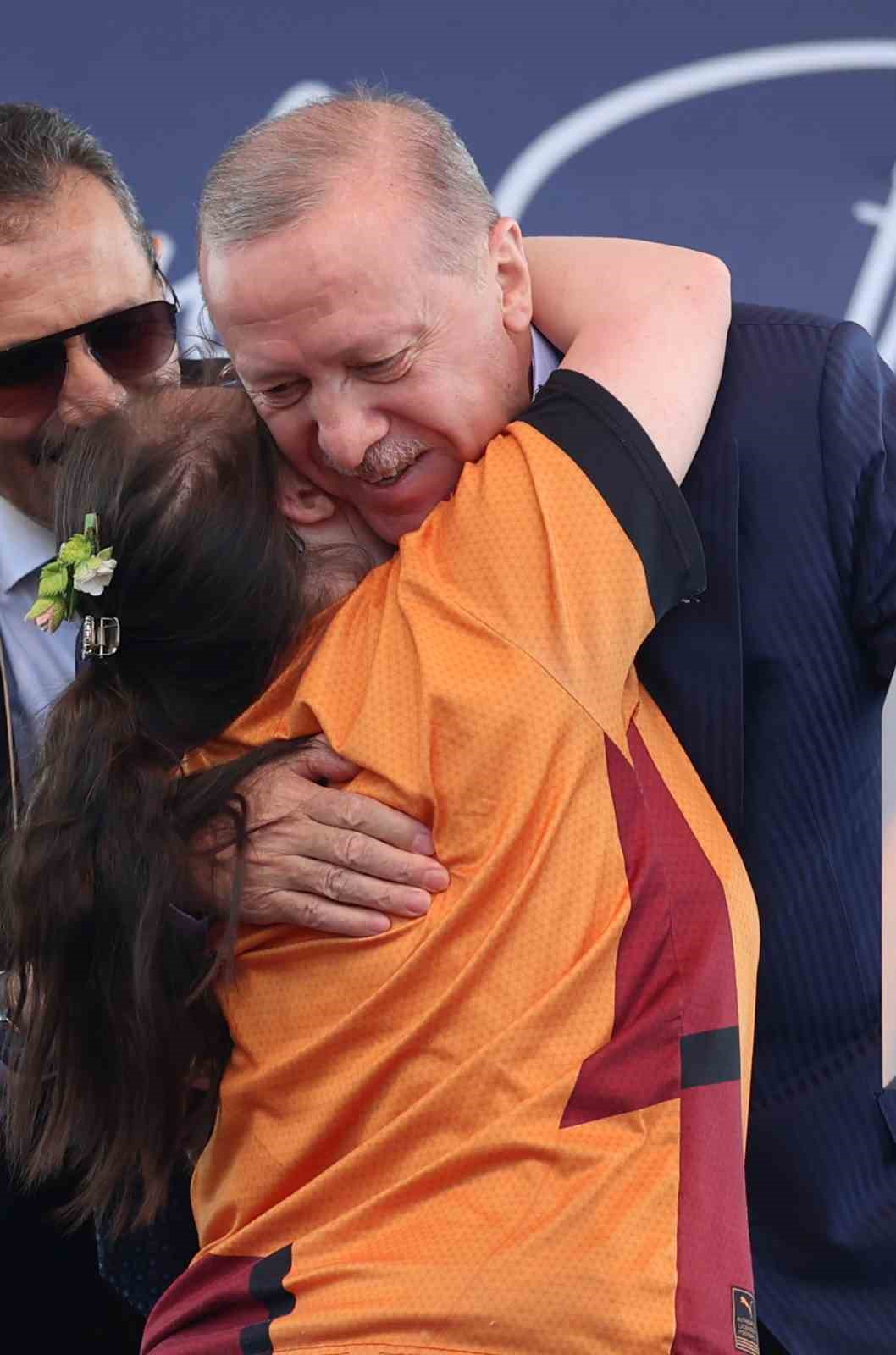 Cumhurbaşkanı Erdoğan, "İstanbul&rsquo;un fethi d&uuml;nyanın g&ouml;zbebeği bir şehirde karanlığın aydınlığa tebdilidir"
