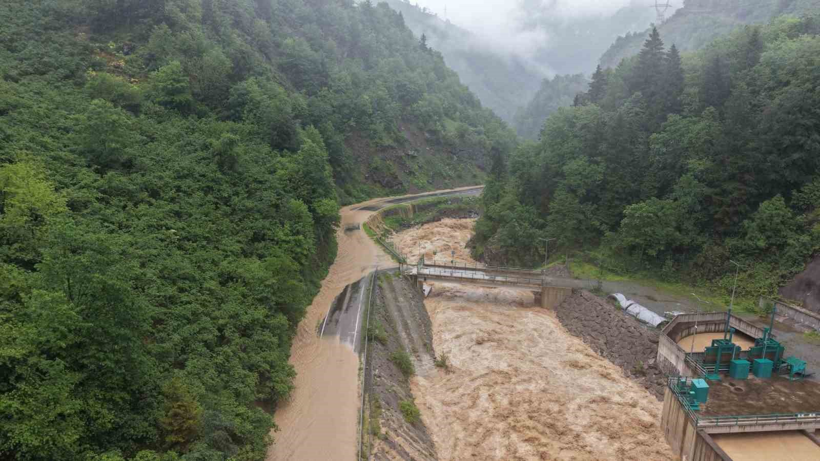 Giresun’da sağanak nedeniyle yol ulaşıma kapatıldı