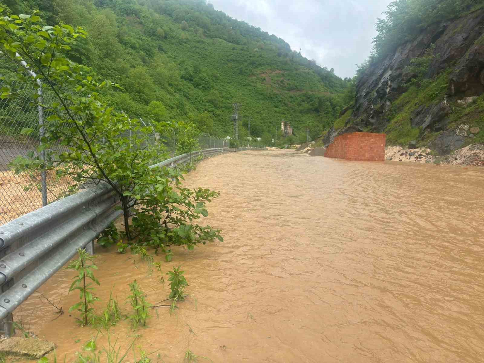 Giresun&rsquo;da sağanak nedeniyle yol ulaşıma kapatıldı
