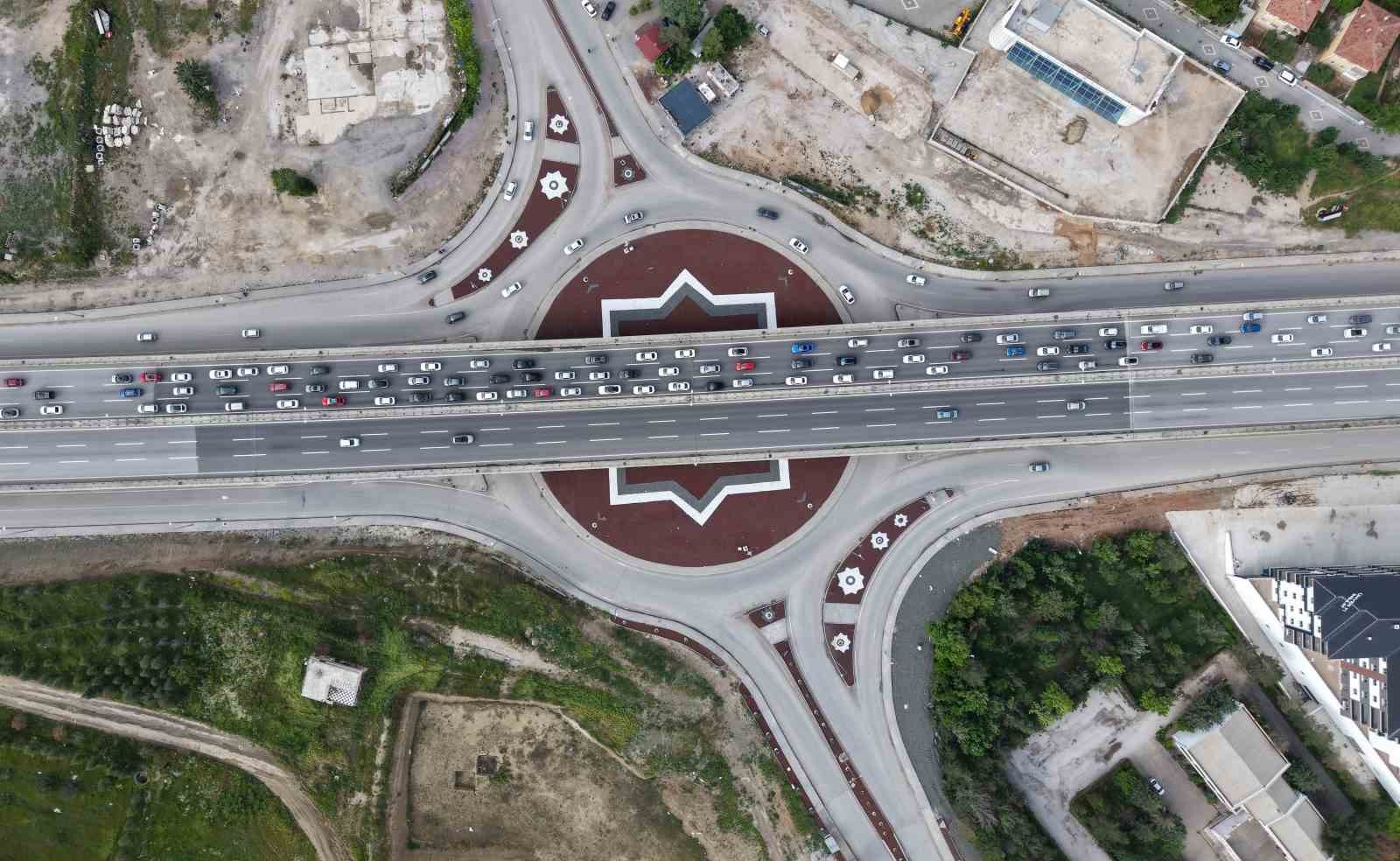 Tatilciler erken dönüşe geçti, 43 ilin bağlantı noktası kilitlendi: Son durum havadan görüntülendi