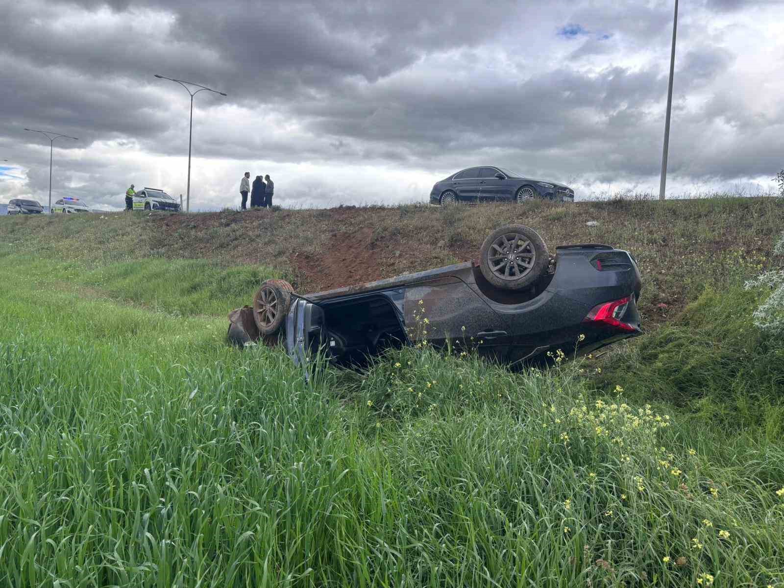 Erzincan’da şarampole devrilen otomobildeki 4 kişi yaralandı