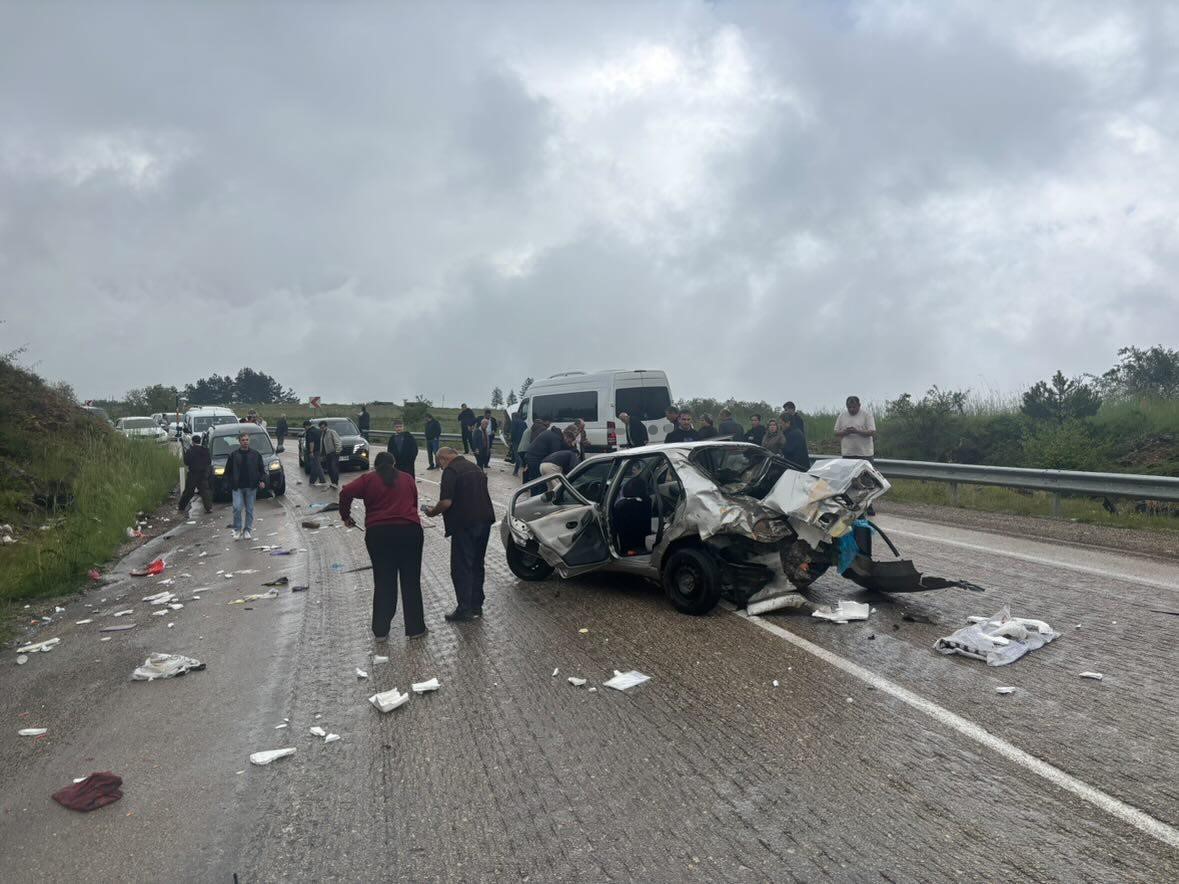Karabük-Eflani karayolunda otomobil ile servis otobüsü çarpıştı: 6 yaralı