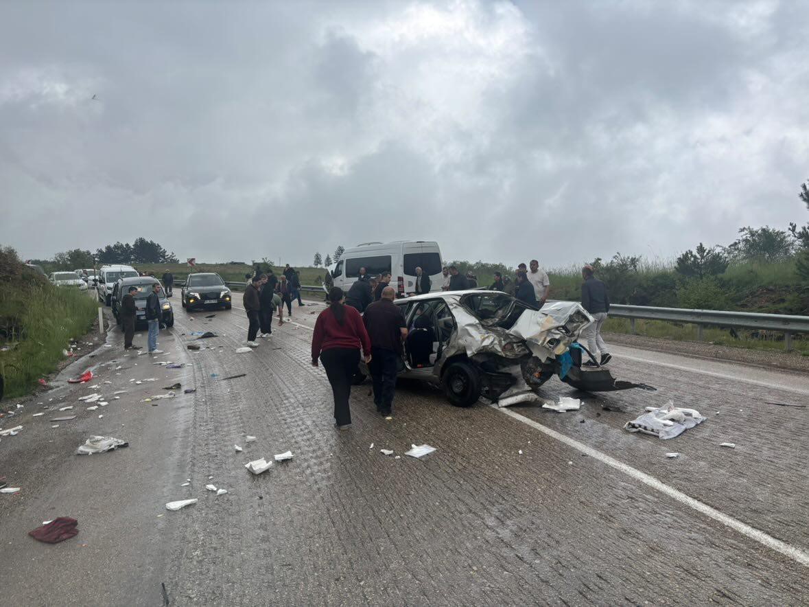Karabük-Eflani karayolunda otomobil ile servis otobüsü çarpıştı: 6 yaralı