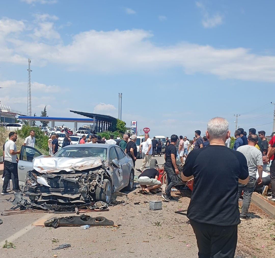 Erdemli’de 4 otomobil birbirine girdi: 1 yaralı