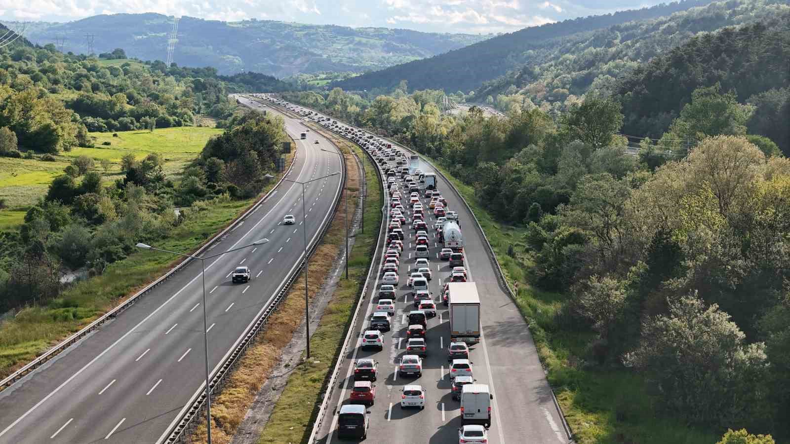 Tatilcilerin dönüş yolculuğu başladı: Bolu’da kilometrelerce araç kuyruğu