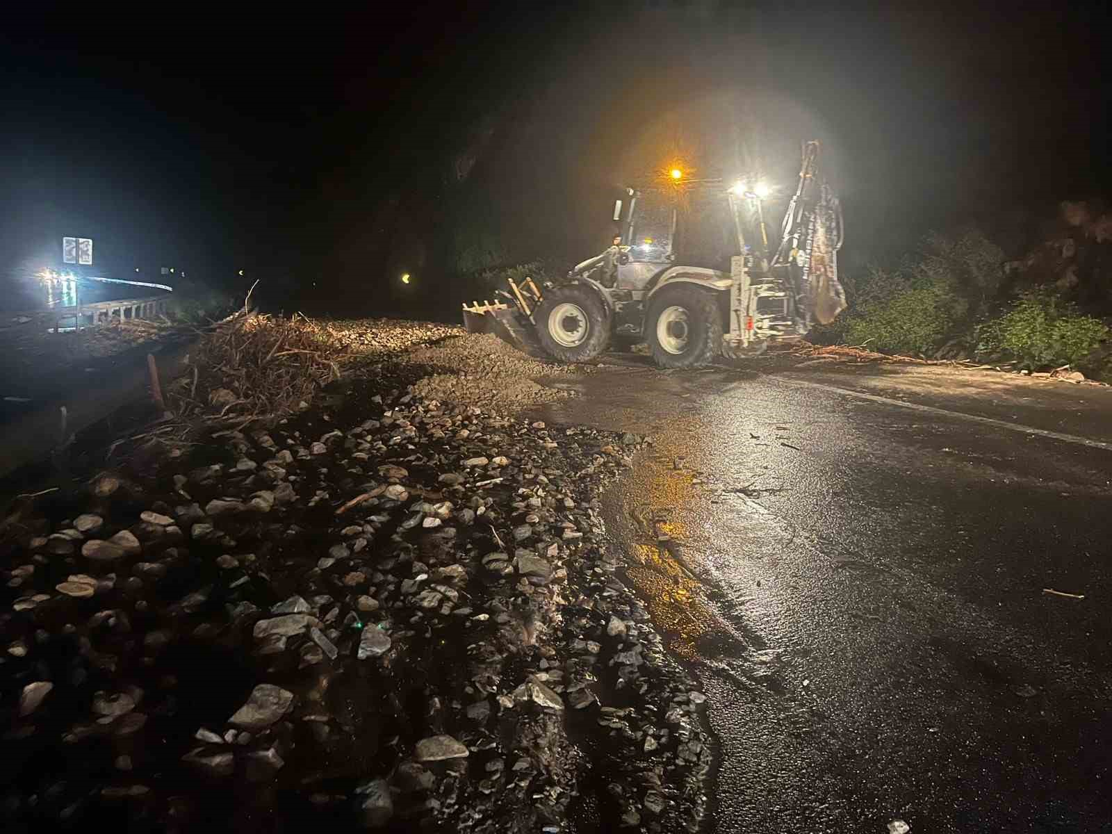 Osmaneli’de sağanak etkili oldu, ulaşım aksadı
