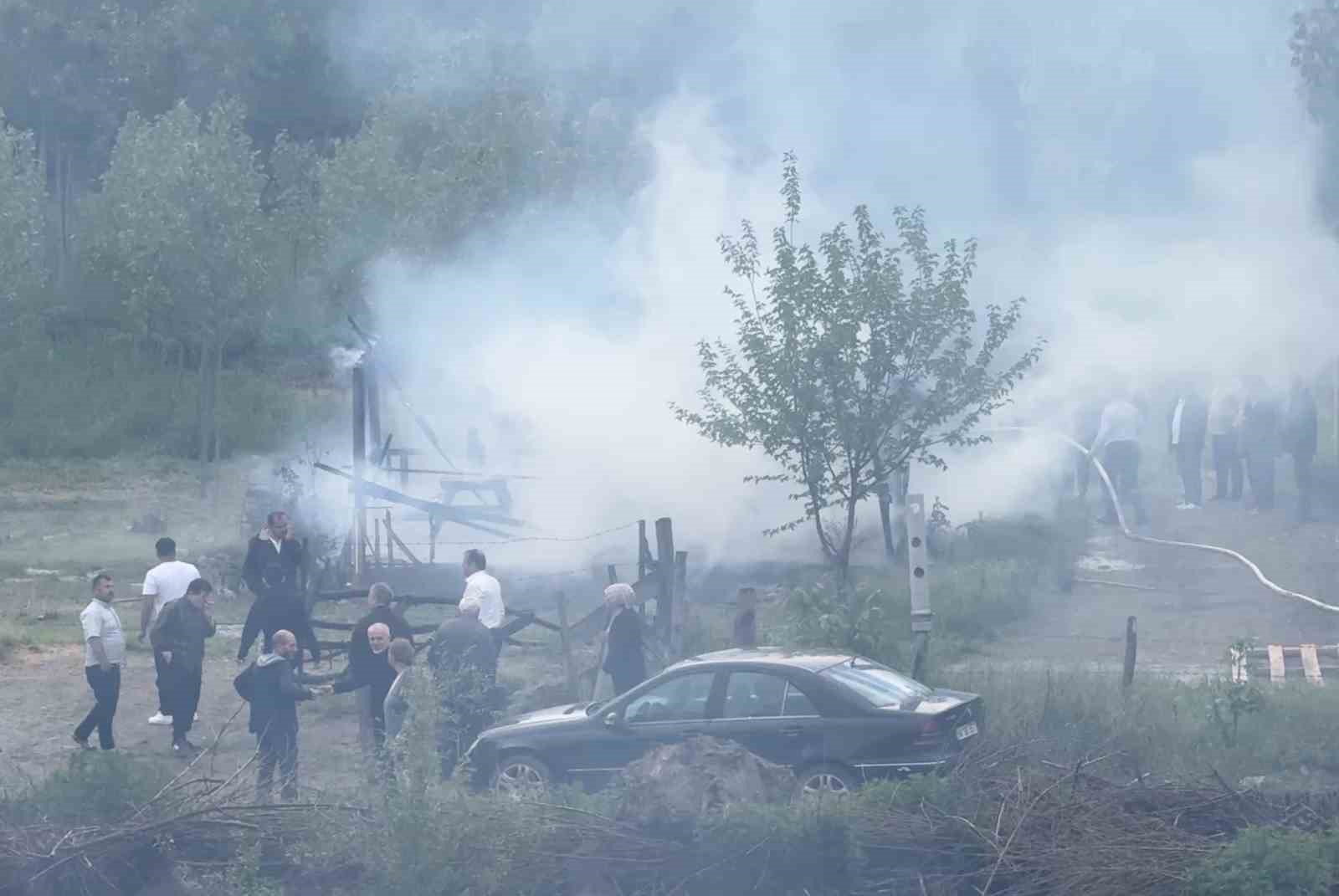 Alevlere teslim olan ev kullanılmaz hale geldi
