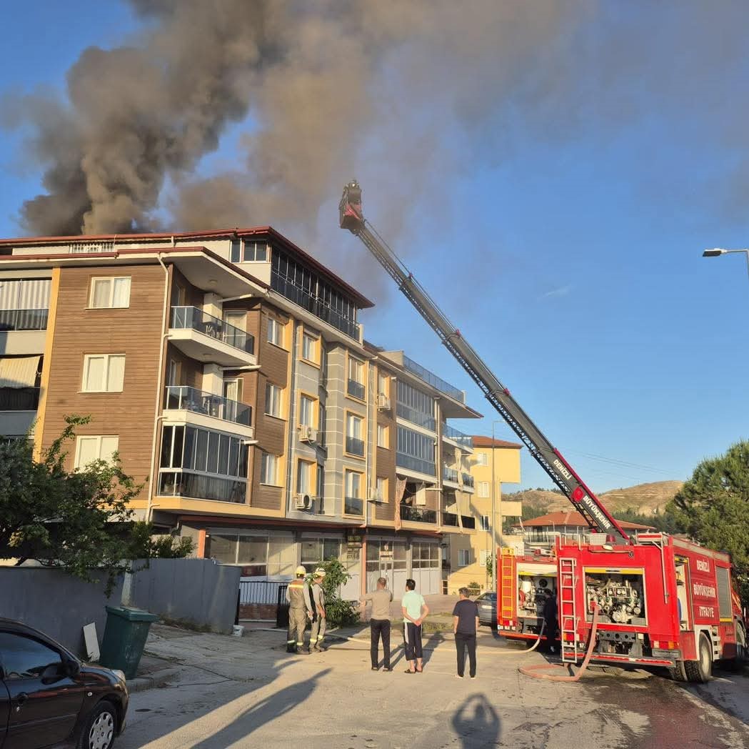 Denizli&rsquo;de 4 katlı apartmanın &ccedil;atısında &ccedil;ıkan yangında ev kullanılamaz hale geldi
