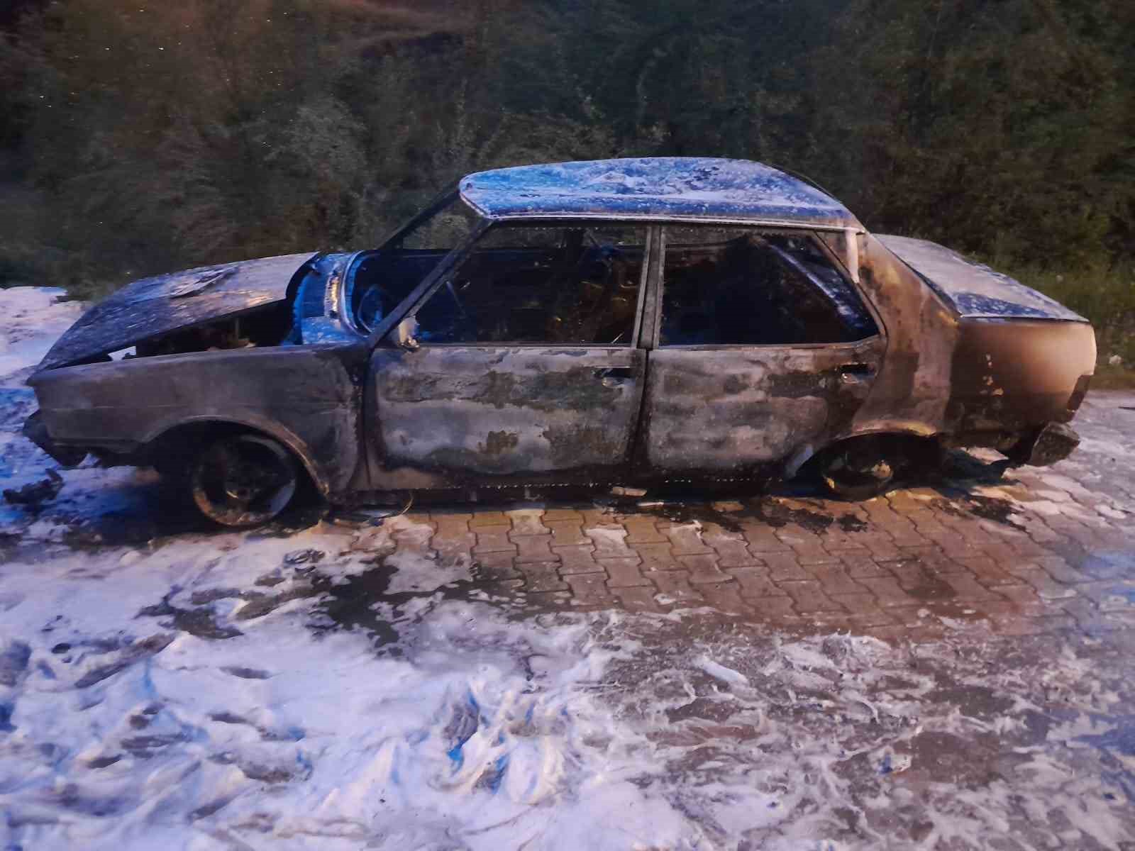 Yangın çıkan araç hurdaya döndü