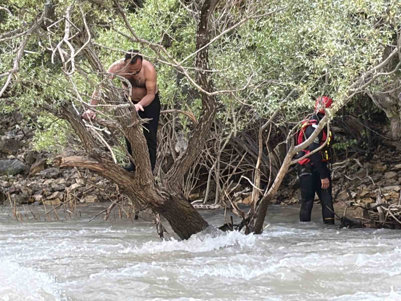 Pülümür Çayı’nda mahsur kalan şahsı jandarma kurtardı