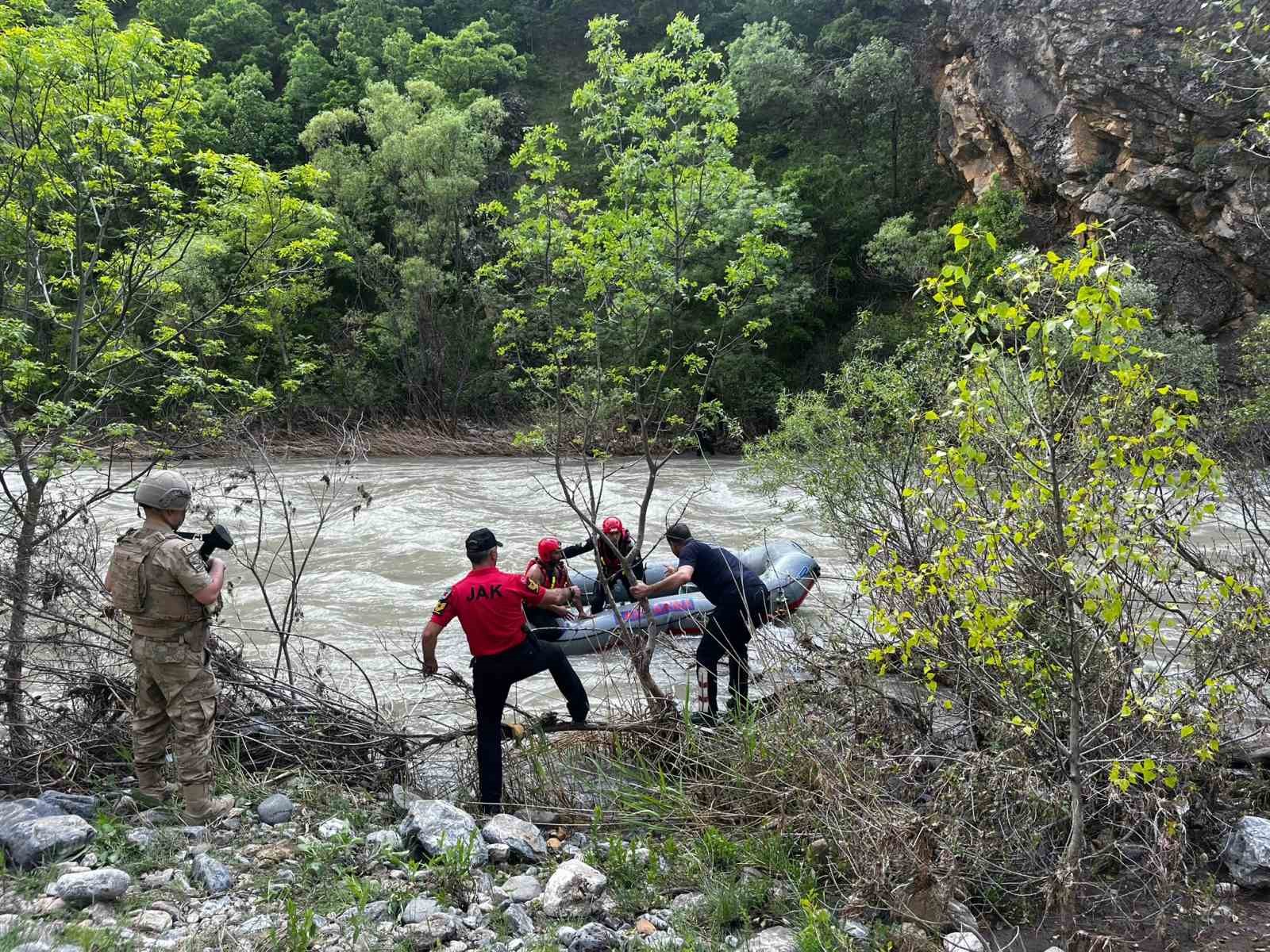 Pülümür Çayı’nda mahsur kalan şahsı jandarma kurtardı