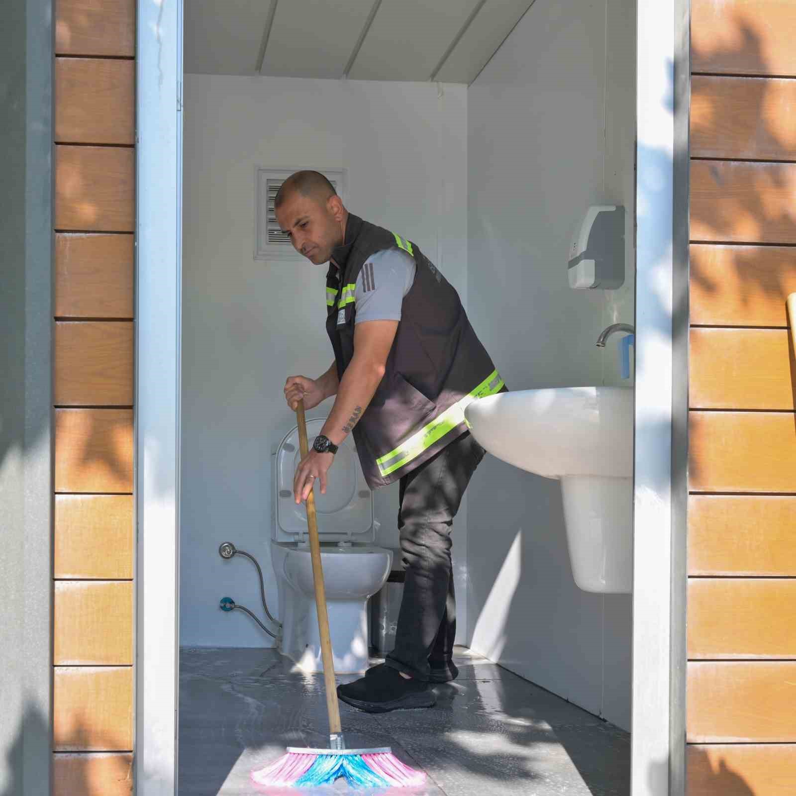 Esenyurt Belediysi’nde Bayram mesaisi: Park ve piknik alanları dip köşe temizlendi