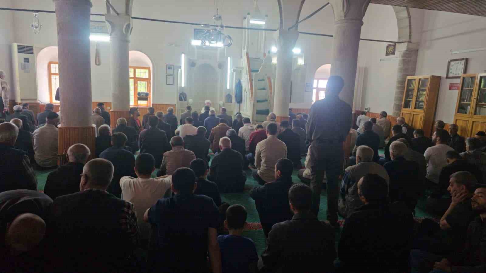 Bayramın üçüncü gününde, vatandaşlar cuma namazında camileri doldurdu