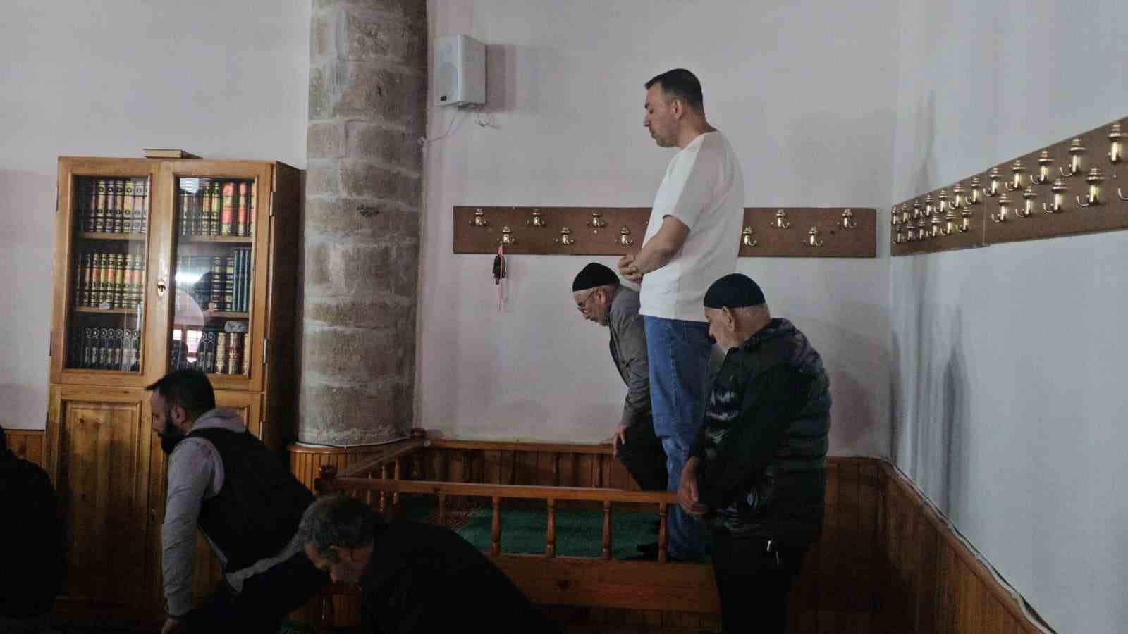 Bayramın &uuml;&ccedil;&uuml;nc&uuml; g&uuml;n&uuml;nde, vatandaşlar cuma namazında camileri doldurdu
