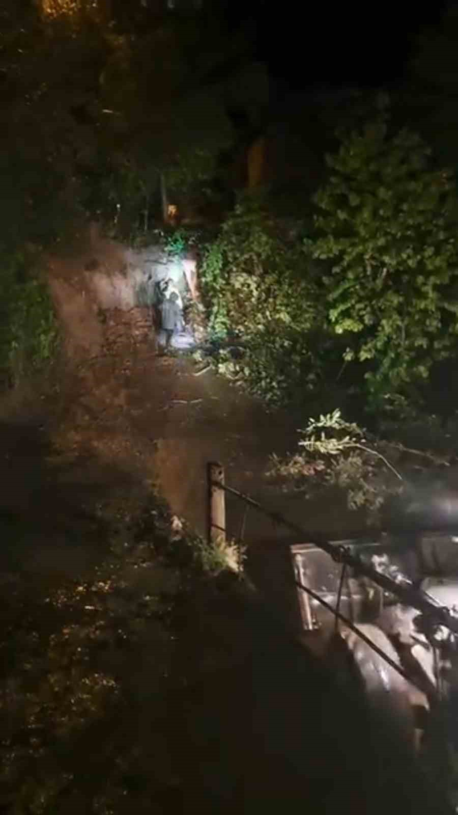 Ardeşen’de heyelan: Köy yolu ulaşıma kapandı