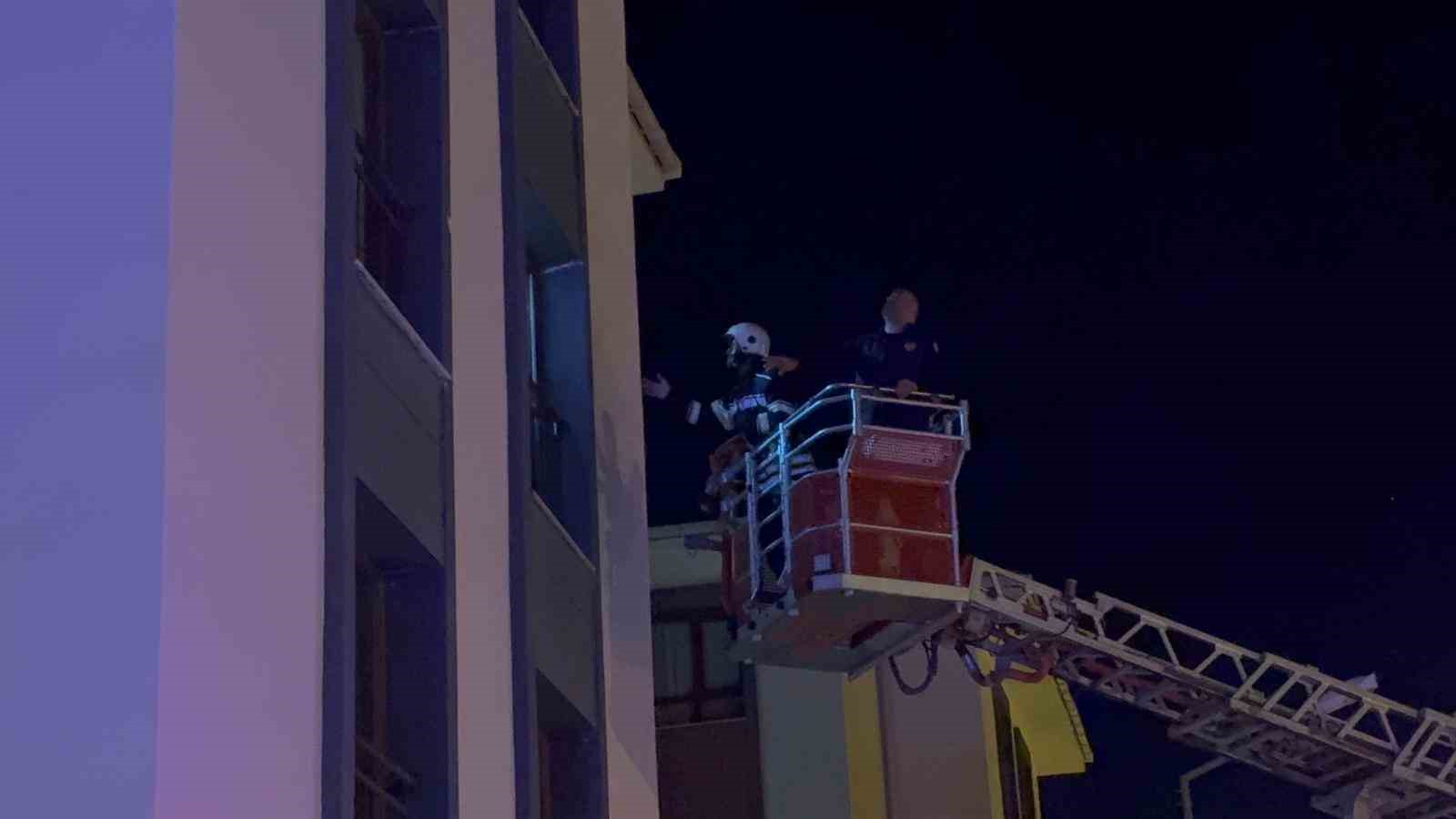 Elazığ’da korkutan yangın: 1’i hamile 4 kişi dumandan etkilendi
