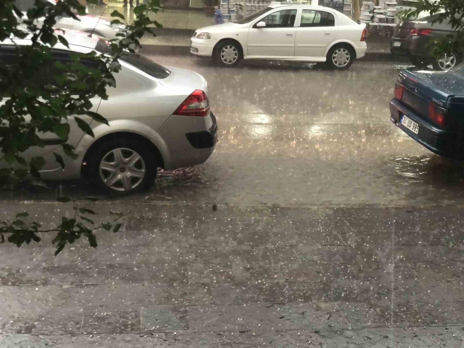 Erzincan’da dolu ve heyelan ulaşımı olumsuz etkiledi
