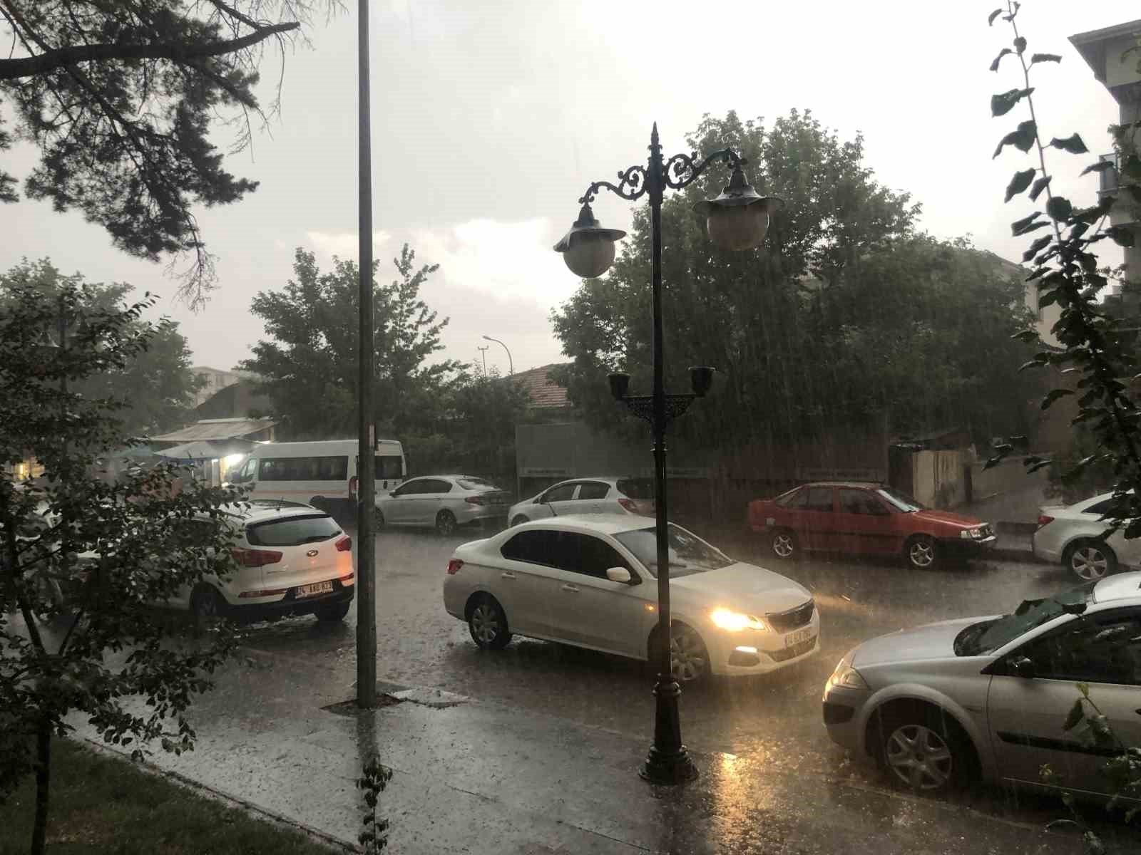 Erzincan’da dolu ve heyelan ulaşımı olumsuz etkiledi