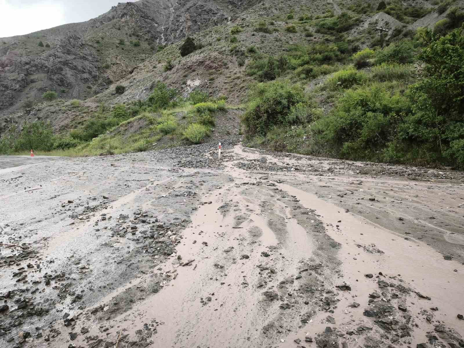 Erzincan-Kemah yolunda heyelan