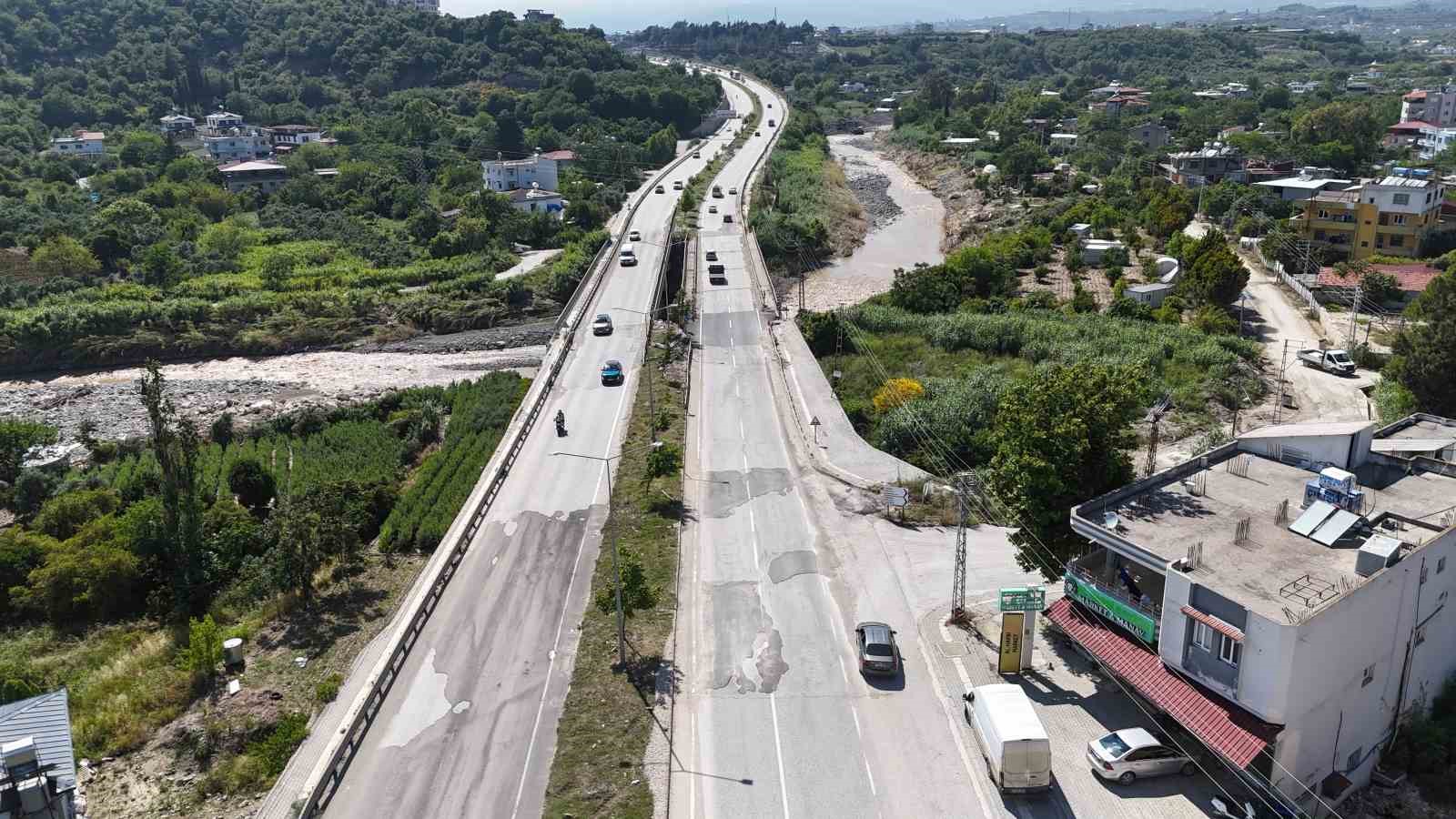 Yaşanan sel felaketinde yıkılarak 2 gence mezar olan Karaçay Köprüsü onarımı yapılarak trafiğe açıldı