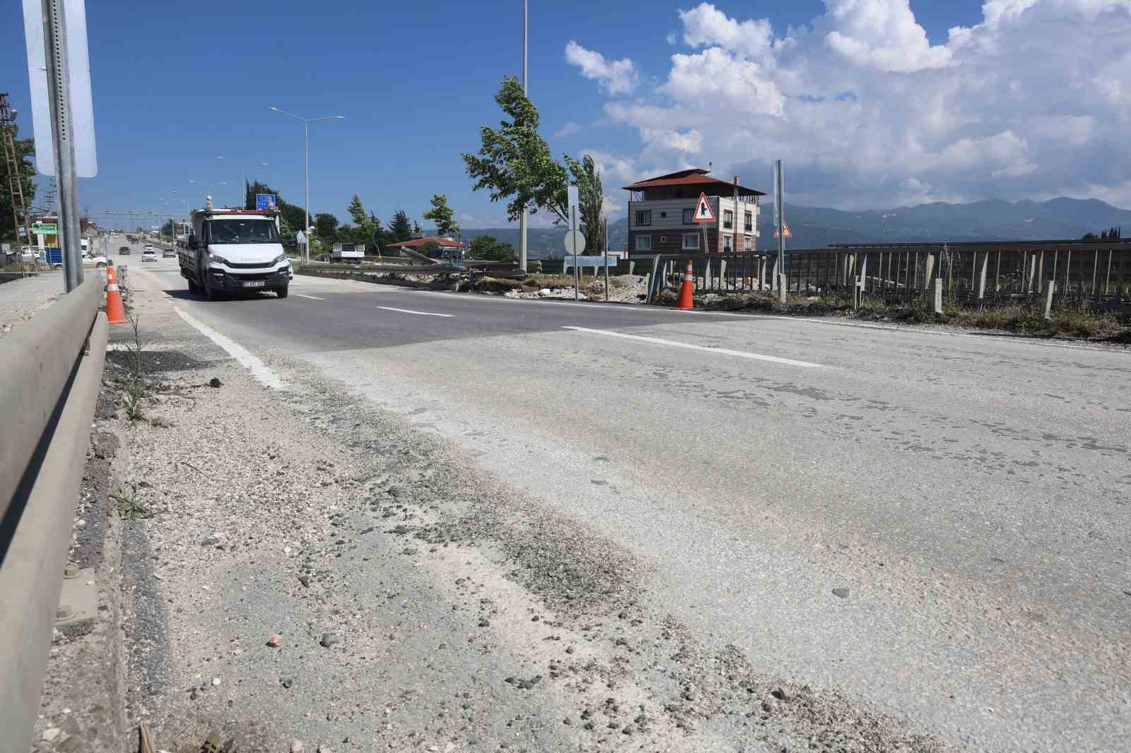 Yaşanan sel felaketinde yıkılarak 2 gence mezar olan Karaçay Köprüsü onarımı yapılarak trafiğe açıldı