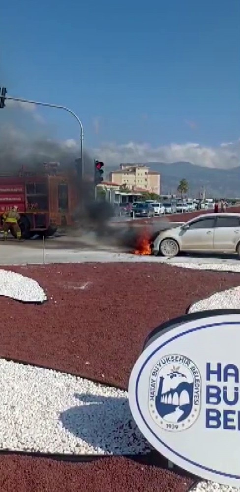 Hatay’da seyir halinde olan otomobil alevlere teslim oldu
