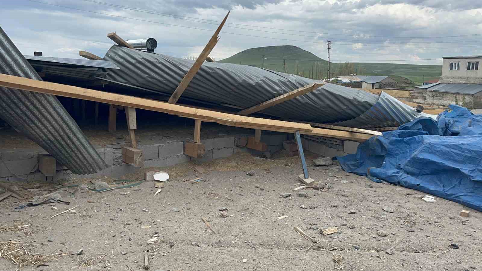 Kars’ta fırtına hayatı olumsuz etkiledi: Çatılar uçtu, güneş panelleri savruldu
