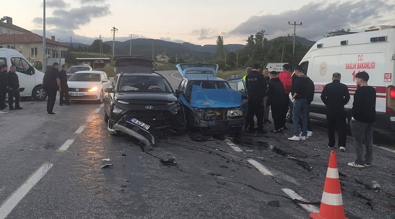 Domaniç’te iki otomobil çarpıştı: 3 yaralı