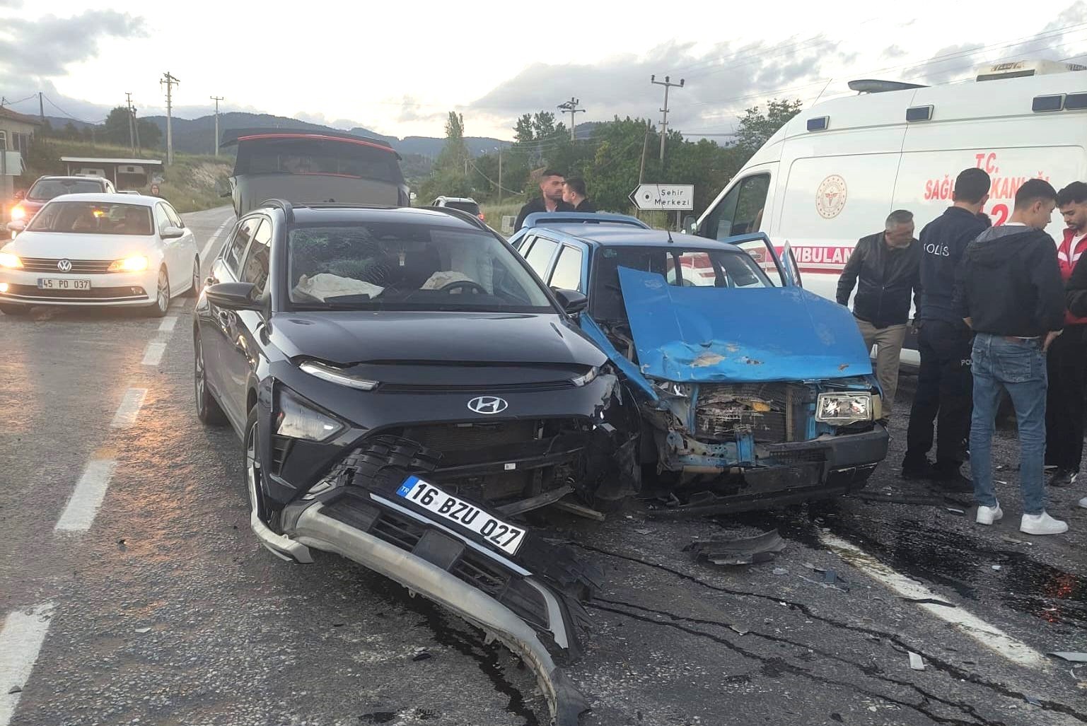 Domaniç’te iki otomobil çarpıştı: 3 yaralı