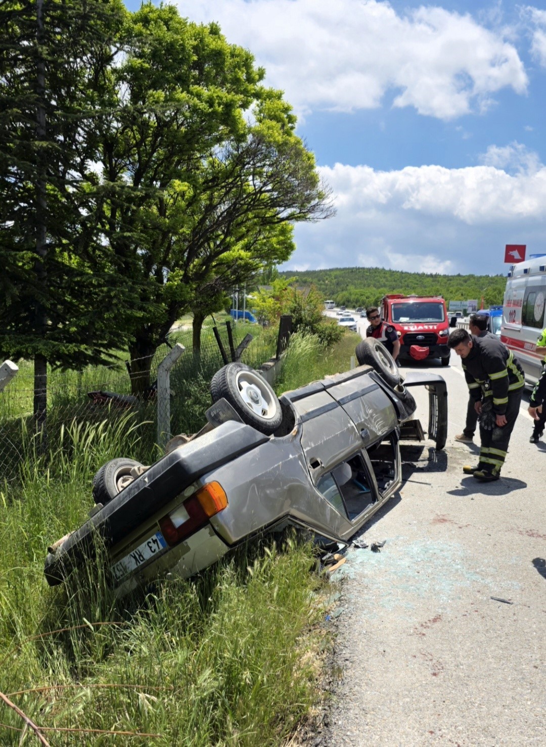 K&uuml;tahya&rsquo;da takla atan otomobilde 4 kişi yaralandı

