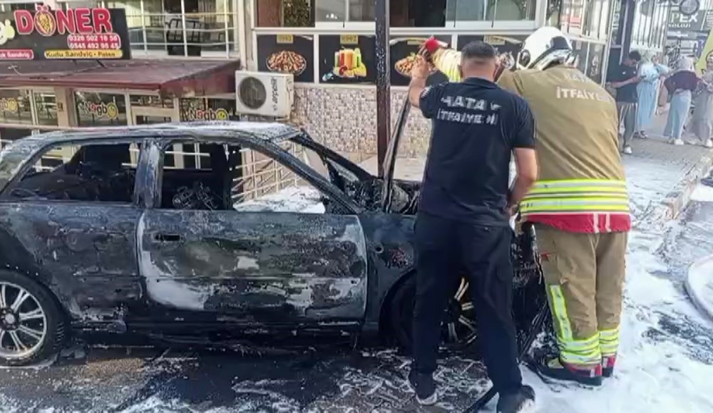 Hatay’da park halindeki otomobil alevler içinde yandı