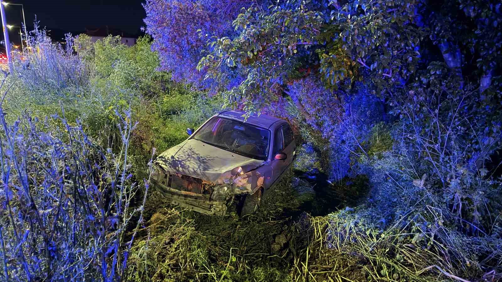 Direksiyon hakimiyetini kaybetti, tarlaya u&ccedil;tu: 4 yaralı
