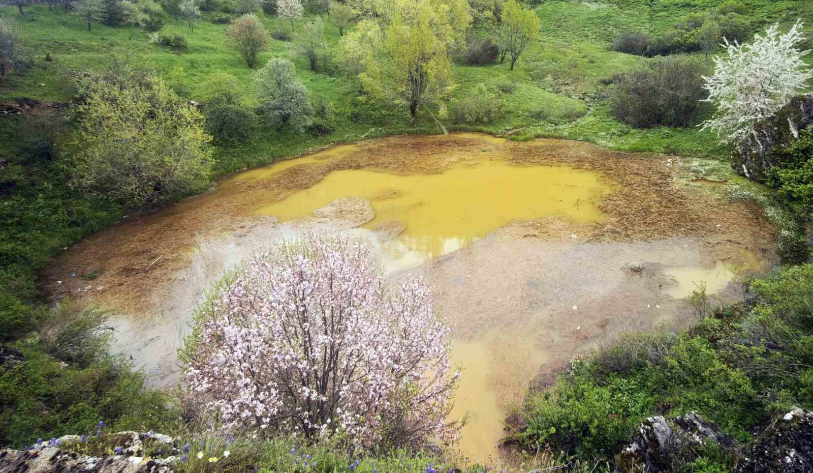 Efsanelere konu olan Dipsizgöl renk değiştirdi, ziyaretçileri hayal kırıklığı yaşadı