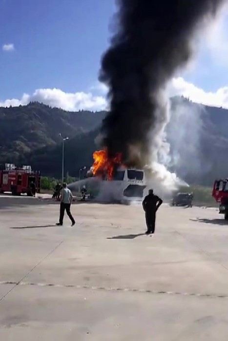 Amasya’da otobüs terminalinde park halindeki yolcu otobüsü yandı