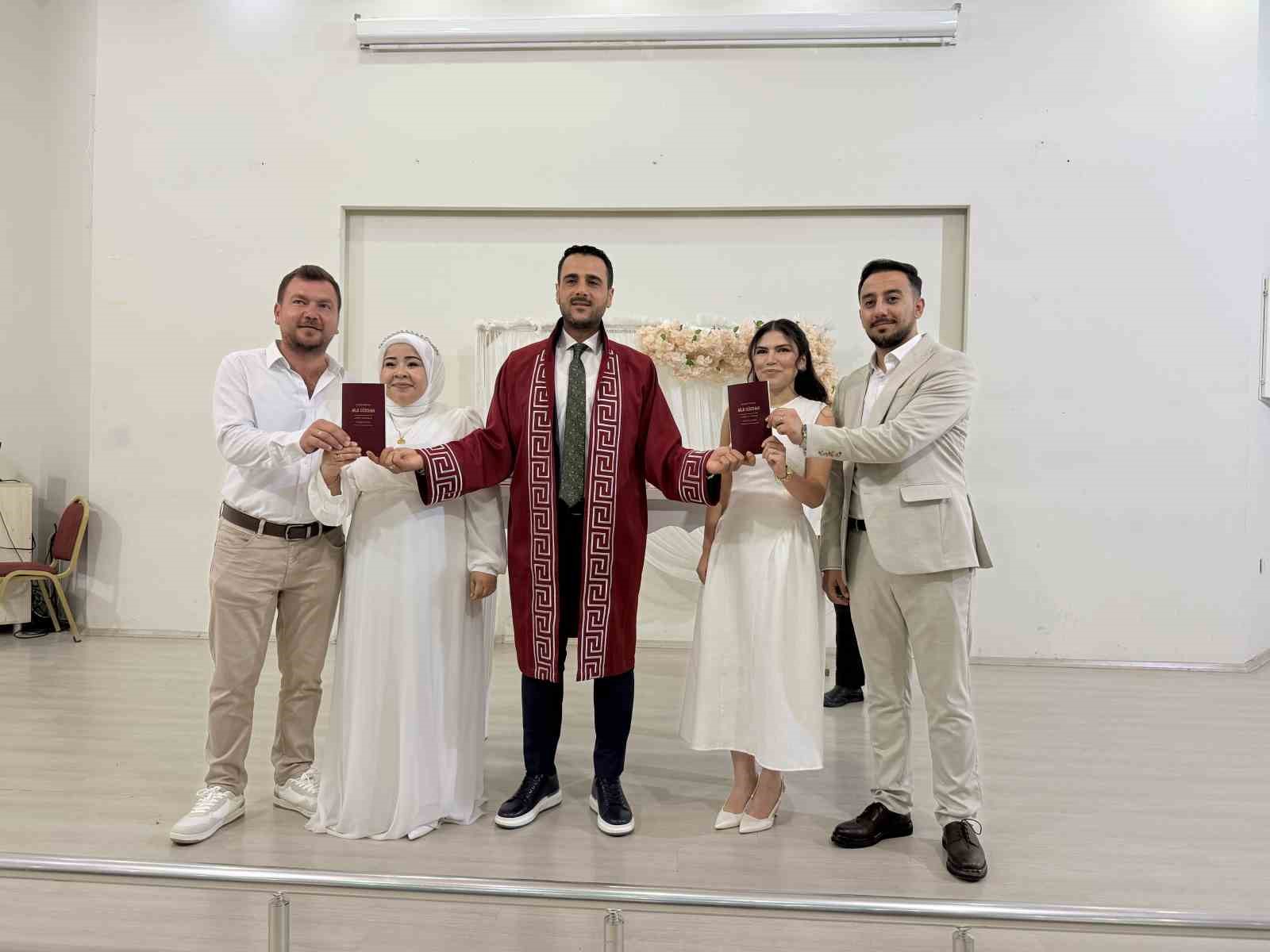 Kardeşlerin çifte mutluluğu:  Aynı gün evlenip, birbirlerine şahit oldular