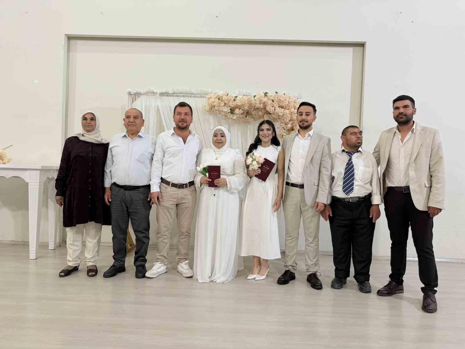 Kardeşlerin &ccedil;ifte mutluluğu:  Aynı g&uuml;n evlenip, birbirlerine şahit oldular
